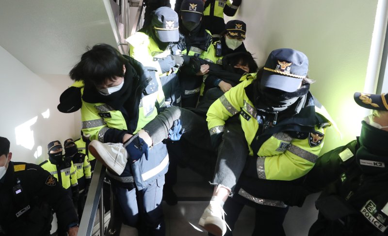 [서울=뉴시스] 추상철 기자 = 한국대학생진보연합(대진연) 회원들이 16일 오후 서울 영등포구 여의도 국민의힘 중앙당사에 진입해 '이태원 참사 국정조사 정상화' 촉구와 정진석 비상대책위원장과의 면담을 요구하는 과정에서 경찰에 연행되고 있다. 2022.12.16. scchoo@newsis.com