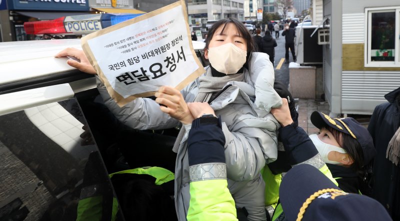 [서울=뉴시스] 추상철 기자 = 한국대학생진보연합(대진연) 회원들이 16일 오후 서울 영등포구 여의도 국민의힘 중앙당사에 진입해 '이태원 참사 국정조사 정상화' 촉구와 정진석 비상대책위원장과의 면담을 요구하는 과정에서 경찰에 연행되고 있다. 2022.12.16. scchoo@newsis.com