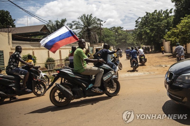 러시아 옹호하는 아프리카인들 FILE - Supporters of Capt. Ibrahim Traore parade wave a Russian flag in the streets of Ouagadougou, Burkina Faso, Oct. 2, 2022. Ghana's President Nana Akufo-Addo, during his visit to the United States where he's attending the U.S.-Africa summit, claimed Burkina Faso had allegedly mad