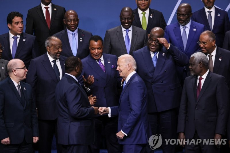 서둘러 아프리카 챙기기에 나서는 바이든 행정부 U.S. President Joe Biden joins heads of state from Africa for a class photo on the third day of the U.S. Africa Leaders Summit at the Walter E. Washington Convention Center in Washington DC on Wednesday December 15, 2022. Photo by Jemal Countess/UPI