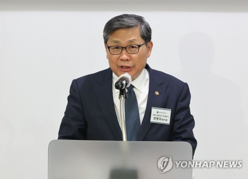웹툰 상생협약식, 인사말하는 전병극 차관 웹툰 상생협약식, 인사말하는 전병극 차관 (서울=연합뉴스) 류영석 기자 = 전병극 문화체육관광부 제1차관이 16일 오후 서울 중구 CKL기업지원센터에서 열린 웹툰상생협의체 웹툰 생태계 공정 환경 조성을 위한 상생협약식에서 인사말을 하고 있다. 2022.12.16 ondol@yna.co.kr (끝)