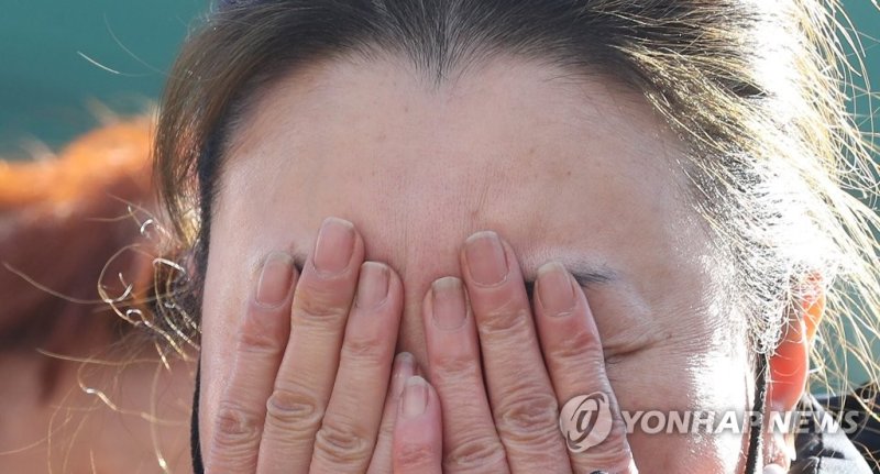 창원시의원 막말에 멈추지 않는 눈물 창원시의원 막말에 멈추지 않는 눈물 (창원=연합뉴스) 김동민 기자 = 이태원 참사 유가족협의회와 민변(민주사회를 위한 변호사모임)이 15일 경남 창원시 성산구 창원시의회 입구에서 '이태원 참사 막말 김미나 시의원 규탄 기자회견'을 여는 동안 한 유족이 손으로 눈물을 닦고 있다. 김미나 의원은 최근 이태원 참사 희생자와 유가족에 대한 막말을 개인 페이스북에 올려 전 국민의 공분을 샀다. 2022.12.15 image@yna.co.kr (끝)