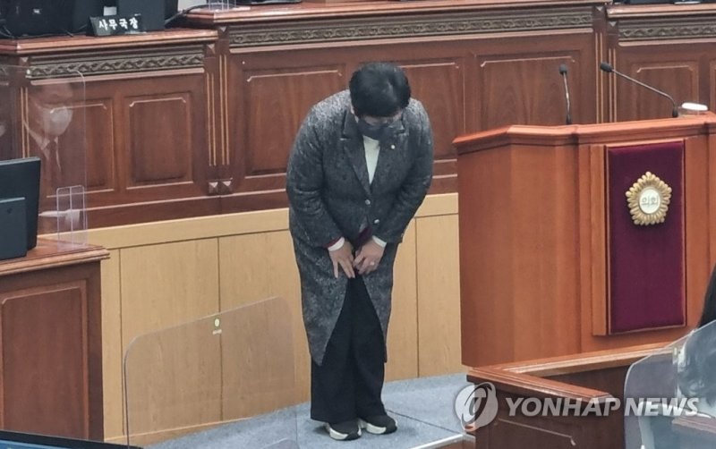 이태원 참사 막말 사과하는 김미나 창원시의원 이태원 참사 막말 사과하는 김미나 창원시의원 (창원=연합뉴스) 김선경 기자 = 158명이 숨진 이태원 참사와 관련해 막말을 쏟아낸 국민의힘 김미나 경남 창원시의원이 13일 오후 열린 제120회 시의회 제2차 본회의에서 허리 숙여 사과하고 있다. 2022.12.13 ksk@yna.co.kr (끝)