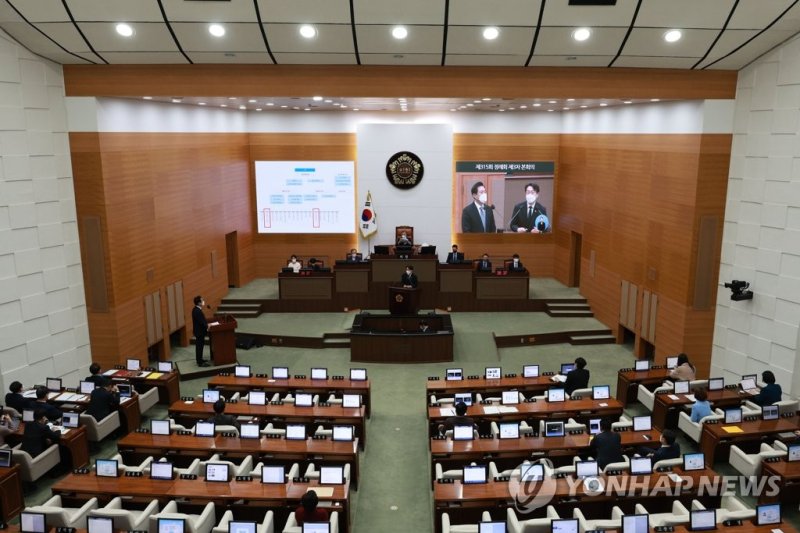 오세훈 서울시장이 16일 서울 중구 서울시의회에서 열린 본회의 시정질문에서 의원 질문에 답하고 있다. 연합뉴스