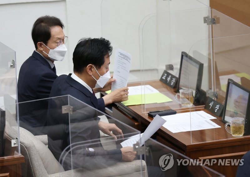 서울시의회 본회의에 참석한 오세훈 서울시장(오른쪽)과 조희연 서울시교육감 나란히 앉은 시장과 교육감 (서울=연합뉴스) 신준희 기자 = 11일 오전 서울시의회에서 열린 제310회 임시회 제1차 본회의에 오세훈 서울시장(오른쪽)과 조희연 서울시교육감이 나란히 앉아 있다. 2022.7.11 hama@yna.co.kr (끝)