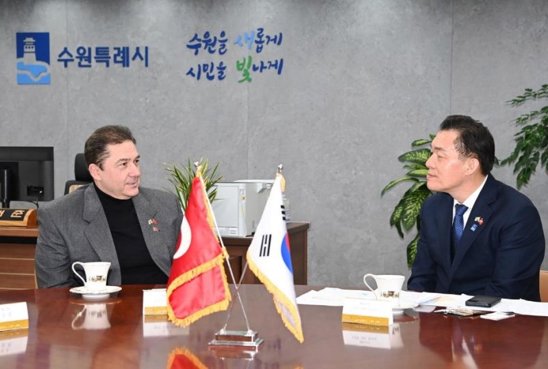 이재준 시장과 이야기 나누는 주한튀르키예 대사(왼쪽) [수원시 제공. 재판매 및 DB 금지]