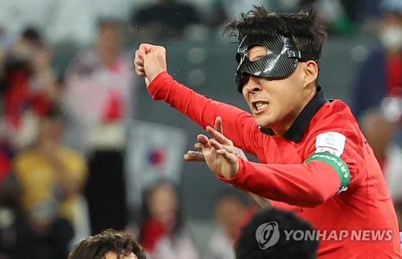 카타르 알라이얀의 에듀케이션 시티 스타디움에서 열린 2022 카타르 월드컵 조별리그 H조 2차전 대한민국과 가나의 경기. 대한민국 대표팀 손흥민이 헤더슛을 하자 마스크가 틀어지고 있다.연합뉴스