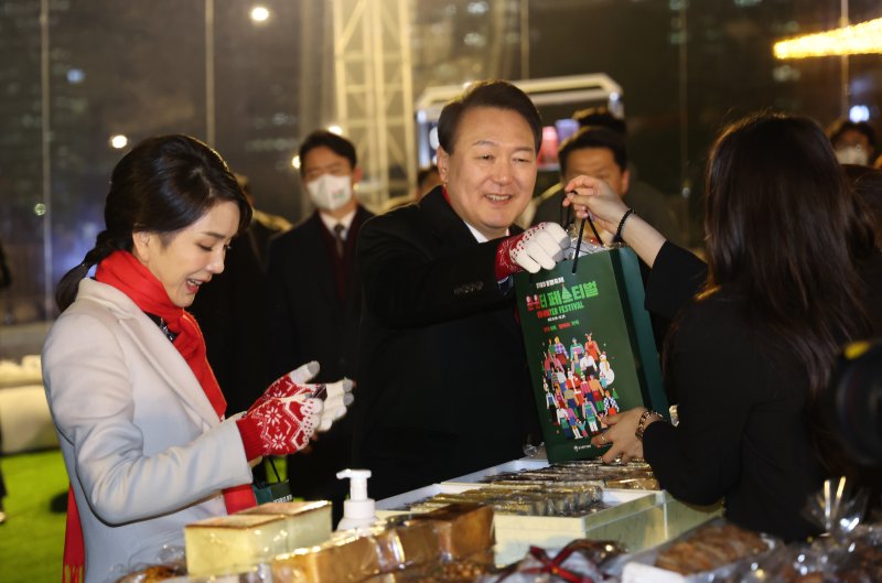 尹 "술 좋아해서 술잔 사" 농담…소상공인 격려도 애주가답게