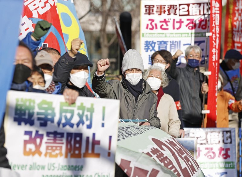 일본 안보 문서 반대하는 사람들 (도쿄 교도=연합뉴스) 일본 도쿄 중의원 의원회관 앞에서 16일 3대 안보 문서 개정에 반대하는 사람들이 '전쟁 반대'와 '개헌 저지'를 주장하고 있다.