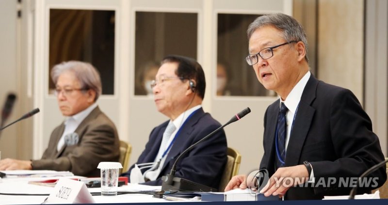 발언하는 소에야 요시히데 명예교수(오른쪽) 발언하는 소에야 요시히데 (도쿄=연합뉴스) 이세원 특파원 = 26일 오후 일본 도쿄도 지요다구 소재 뉴오타니호텔에서 열린 제30회 한일 포럼 기자회견에서 소에야 요시히데 일본 게이오대 명예교수(오른쪽)가 발언하고 있다. 오코노기 마사오(왼쪽) 게이오대 명예교수와 유명환 전 한국 외교통상부 장관이 회견에 동석했다. 2022.8.26 sewonlee@yna.co.kr (끝)
