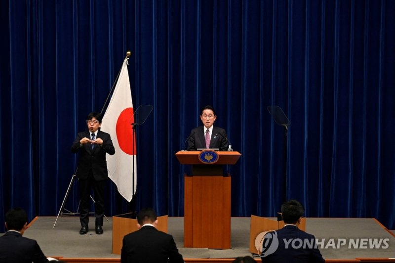 기자회견 하는 기시다…'반격능력 보유' 안보정책 개정 기자회견 하는 기시다…'반격능력 보유' 안보정책 개정 (도쿄 로이터=연합뉴스) 기시다 후미오 일본 총리가 16일 도쿄에서 기자회견하고 있다. 일본 정부는 이날 열린 임시 각의(閣議·국무회의)에서 반격 능력 보유를 포함해 방위력을 근본적으로 강화하는 내용이 담긴 3대 안보 문서 개정을 결정했다. 2022.12.16 ddy04002@yna.co.kr (끝)