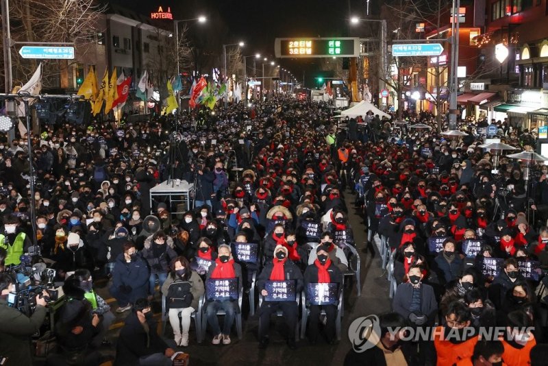 16일 오후 서울 용산구 이태원참사 사고 현장 인근에서 10·29 이태원참사 유가족협의회와 10·29 이태원참사 시민대책회의 주최로 참사 49일 시민추모제가 열리고 있다. /사진= 연합뉴스