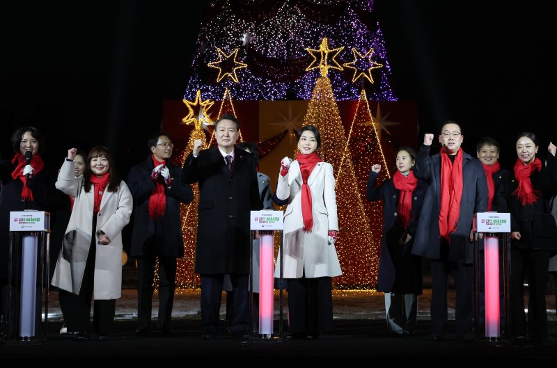 [서울=뉴시스] 홍효식 기자 = 윤석열 대통령과 부인 김건희 여사가 16일 서울 종로구 열린송현광장에서 열린 윈·윈터 페스티벌 개막식에서 트리 점등 후 기념촬영을 하고 있다. (대통령실통신사진기자단) 2022.12.16. yesphoto@newsis.com