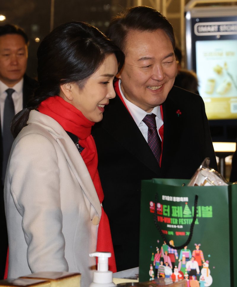 [서울=뉴시스] 홍효식 기자 = 윤석열 대통령과 부인 김건희 여사가 16일 서울 종로구 열린송현광장에서 열린 윈·윈터 페스티벌 개막식에서 에어돔 부스를 방문하고 있다. (대통령실통신사진기자단) 2022.12.16. yesphoto@newsis.com