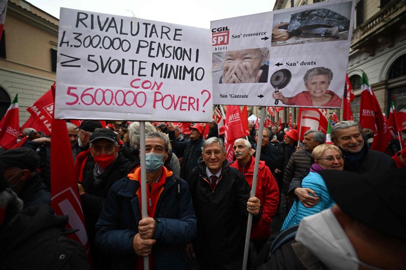 이탈리아 연금 생활자들이 지난해 12월 16일(현지시간) 로마에서 이탈리아 노동총연맹(CGIL)의 연금 재산정 요구 시위에 동참해 피켓을 들고 행진하고 있다. 경제협력개발기구(OECD)는 각국 연기금에 유동성 위기에 대비할 것을 권고했다. AFP연합
