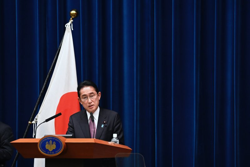 기시다 후미오(岸田文雄) 일본 총리가 16일 금요일 도쿄 총리 관저에서 기자회견을 하고 있다. 일본 정부는 이날 열린 임시 각의(閣議·국무회의)에서 반격 능력 보유를 포함해 방위력을 근본적으로 강화하는 내용이 담긴 3대 안보 문서 개정을 결정했다. 사진=뉴시스