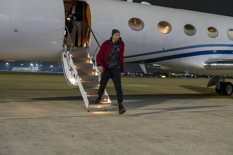 지난달 9일 석방된 미국 농구선수 브리트니 그라이너가 석방 직후 미 텍사스주 샌 안토니오의 켈리필드 공군기지에 도착하고 있다.AP뉴시스