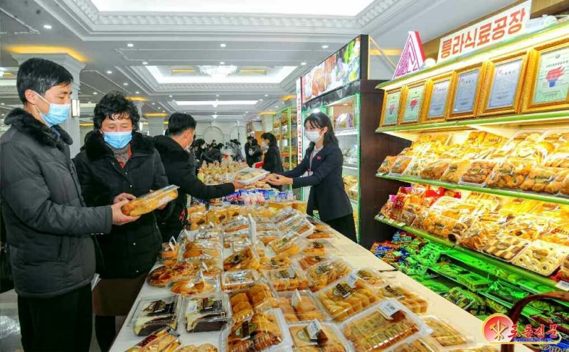 (평양 노동신문=뉴스1) = 북한 노동당 기관지 노동신문은 지난 15일 "13일부터 평양면옥에서 첫 밀가루음식전시회가 성황리에 진행되고 있다"면서 "가까운 시일 내 우리 인민들의 식생활을 백미밥과 밀가루음식 위주로 전환시키며 밀가루 음식과 가공품들의 가짓수를 늘이고 그 질을 높이는데 목적을 두고 있다"라고 보도했다. [국내에서만 사용가능. 재배포 금지. DB 금지. For Use Only in the Republic of Korea. Redistribution Prohibited] rodongphoto@news1.kr