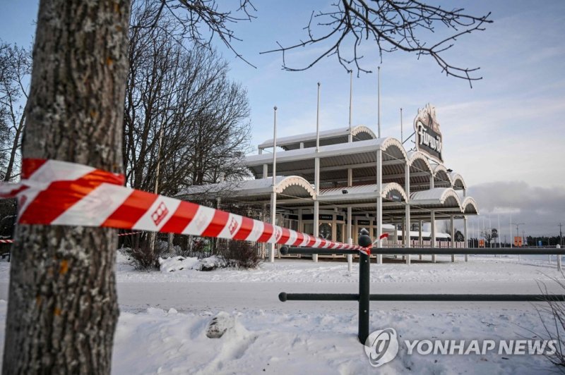 사건이 발생한 스웨덴 푸루비크 동물원 A photo taken on December 15, 2022 shows a cordon near the main entrance of the Furuvik Zoo, around 10 km east of Gavle, Sweden. - A Swedish zoo was forced to put down three of its chimpanzees after they escaped from their enclosure on December 14, with the situation still out o