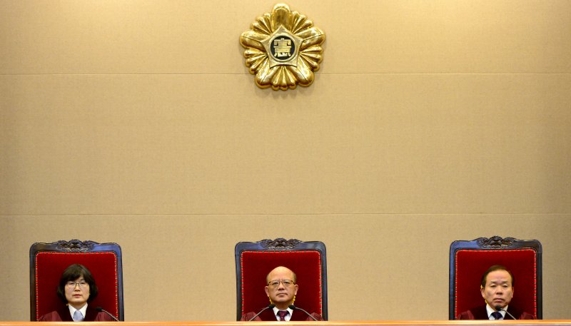 박한철 헌법재판소장과 헌법재판관들이 26일 오후 서울 종로구 재동 헌법재판소 대심판정에 자리하고 있다. 헌법재판소는 2015년 2월 26일 재판관 9명 가운데 7(찬성) 대 2(반대)로 형법 241조 간통죄 처벌조항에 대한 위헌법률심판에서 위헌 결정을 내렸다. 2015.2.26/뉴스1 ⓒ News1 박정호 기자