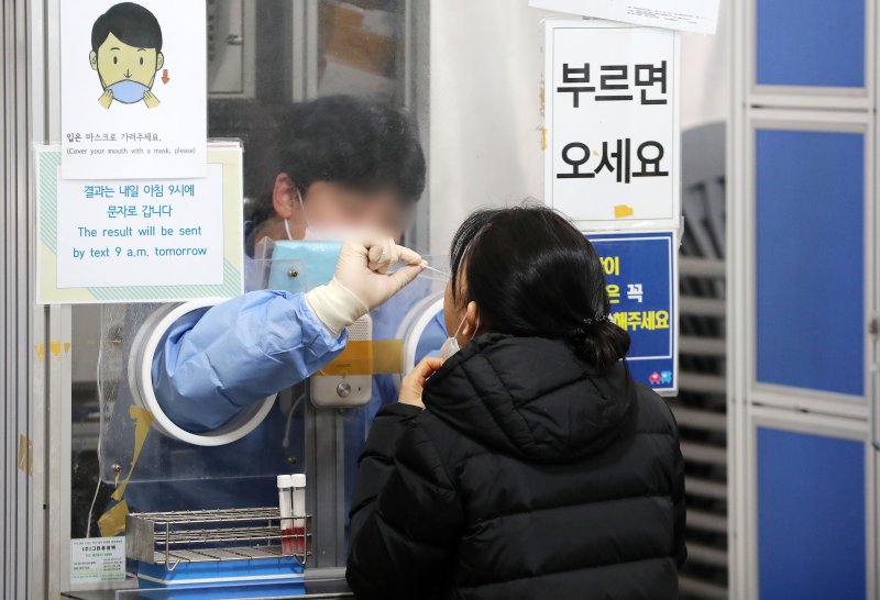 서울 송파구보건소에 마련된 신종 코로나바이러스 감염증(코로나19) 선별진료소를 찾은 한 시민이 PCR검사를 받고 있다. 2022.12.13/뉴스1 ⓒ News1 박세연 기자 /사진=뉴스1