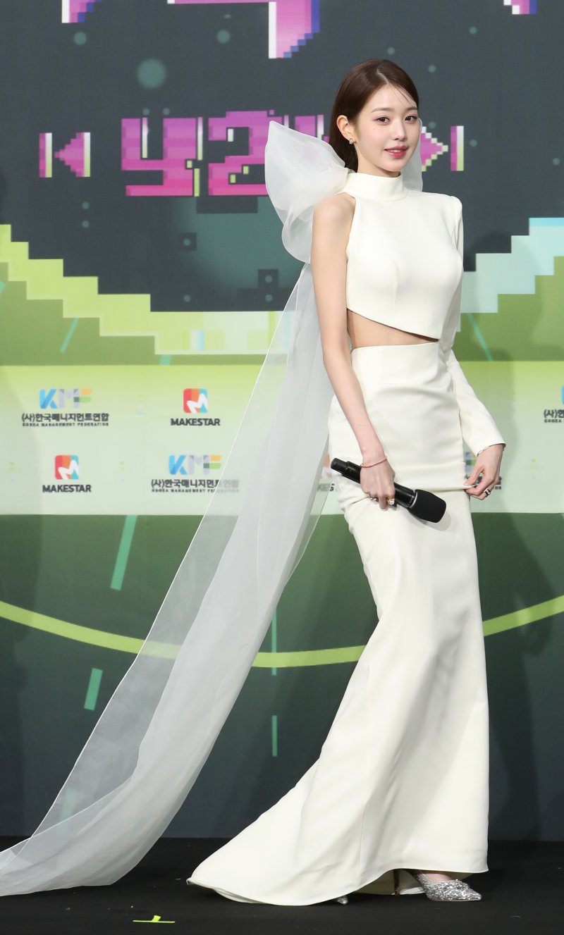 아이브 장원영이 16일 오후 서울 송파구 잠실실내체육관에서 열린 '2022 KBS 가요대축제'에 순백의 드레스를 입고 무대를 오르고 있다. ⓒ News1 권현진 기자