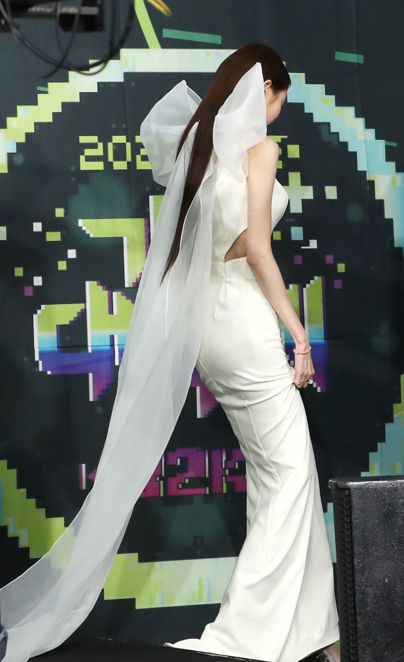 아이브 장원영이 16일 오후 서울 송파구 잠실실내체육관에서 열린 '2022 KBS 가요대축제'에서 포토타임을 마친 뒤 퇴장하고 있다. ⓒ News1 권현진 기자