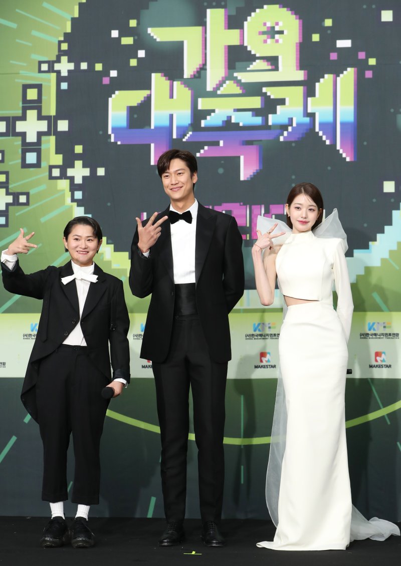 MC를 맡은 방송인 김신영(왼쪽부터)과 배우 나인우, 아이브 장원영이 16일 오후 서울 송파구 잠실종합운동장에서 열린 '2022 KBS 가요대축제'에서 포즈를 취하고 있다. ⓒ News1 권현진 기자