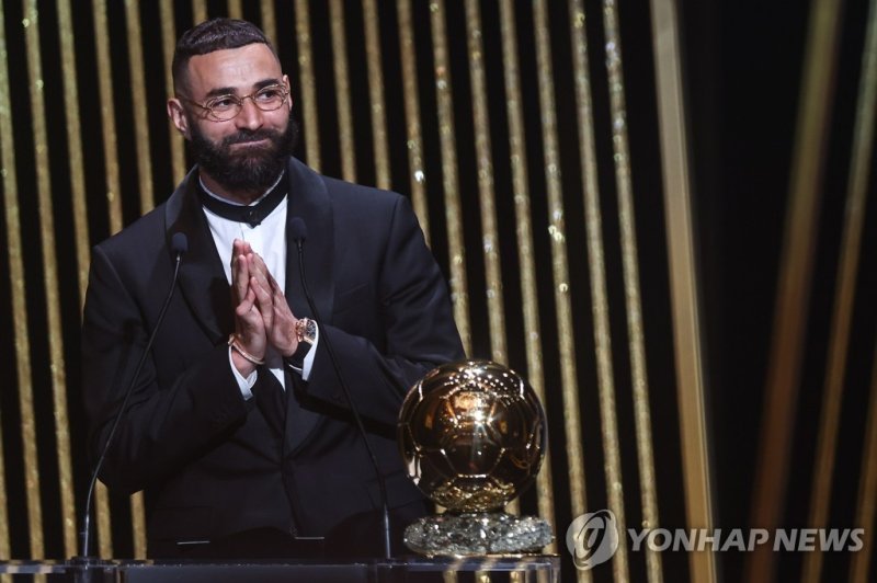 지난 10월 발롱도르를 수상한 벤제마 epa10249583 Karim Benzema of Real Madrid addresses the audience after winning the Men?s Ballon d'Or Trophy during the Ballon d'Or ceremony in Paris, France, 17 October 2022. For the first time the Ballon d'Or, presented by the magazine France Football, will be awarded to the bes