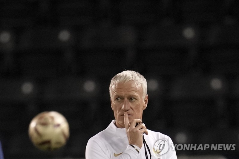 디디에 데샹 프랑스 감독 France's head coach Didier Deschamps supervises a training session at the Jassim Bin Hamad stadium in Doha, Qatar, Friday, Dec. 16, 2022. France will play against Argentina during their World Cup final soccer match on Dec. 18. (AP Photo/Christophe Ena)