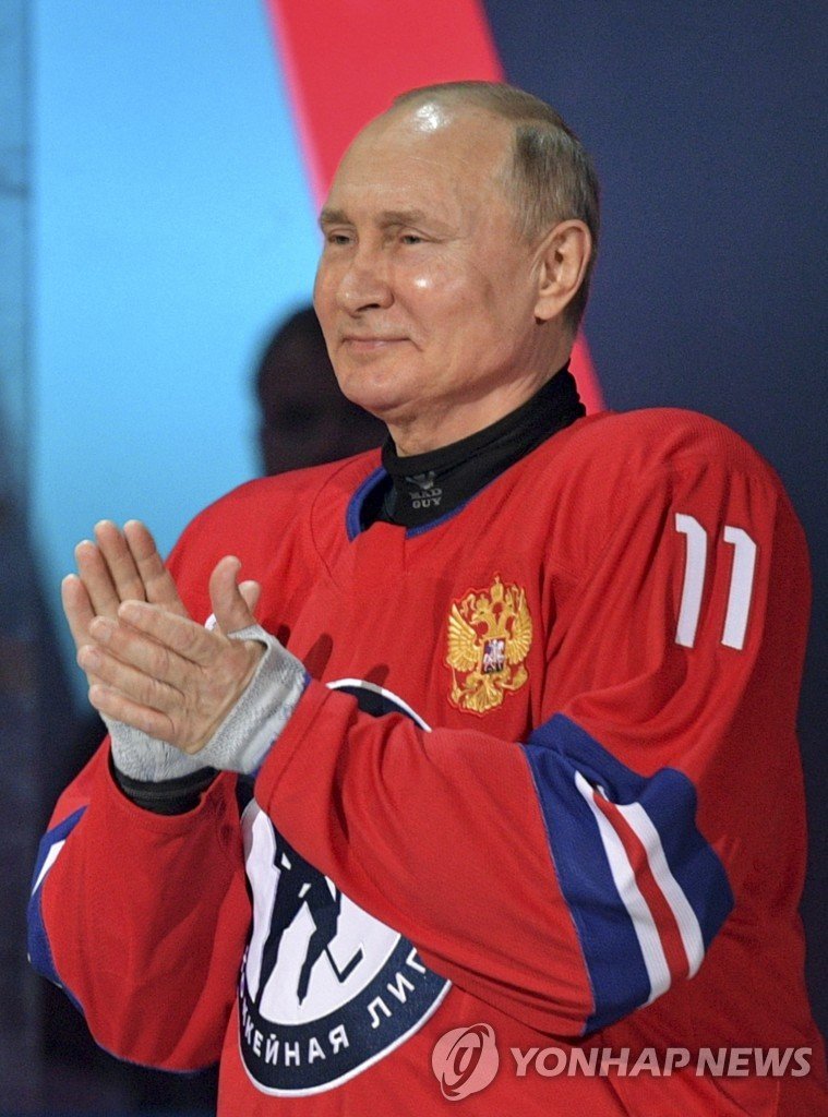 작년 아이스하키 운동복 입은 푸틴 epa09189874 Russian President Vladimir Putin takes part in a gala match with the participation of Russian hockey legends as part of the final stage of the X All-Russian Night Hockey League festival in the 'Bolshoi' Ice Palac in Sochi, Russia, 10 May 2021. EPA/ALEXEI DRUZHININ/SPUT