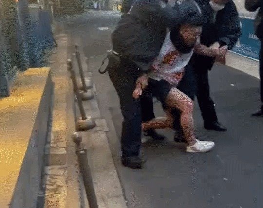 여성만 보면 특이 행동한 남성 "부딪칠 때마다..."