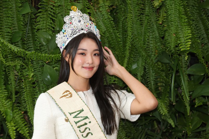 [서울=뉴시스] 권창회 기자 = 세계 4대 미인대회 중 하나인 미스 어스 2022에서 최종우승을 한 최미나수가 지난 12일 오후 서울 중구 뉴시스 본사에서 인터뷰에 앞서 포즈를 취하고 있다. 2022.12.17. kch0523@newsis.com