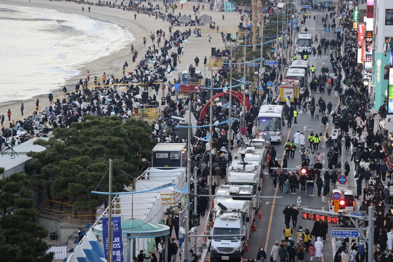 17일 부산 수영구 광안리해수욕장 일대에서 열린 '제17회 부산불꽃축제'를 관람하러 온 시민들로 붐비고 있다. 2022.12.17/뉴스1 ⓒ News1 김영훈 기자