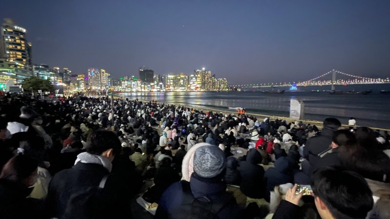 제17회 부산불꽃축제가 열리는 17일 오후 부산 광안리해수욕장에 시민들이 모여 축제가 시작되길 기다리고 있다.2022.12.17/뉴스1 ⓒ News1 강승우 기자