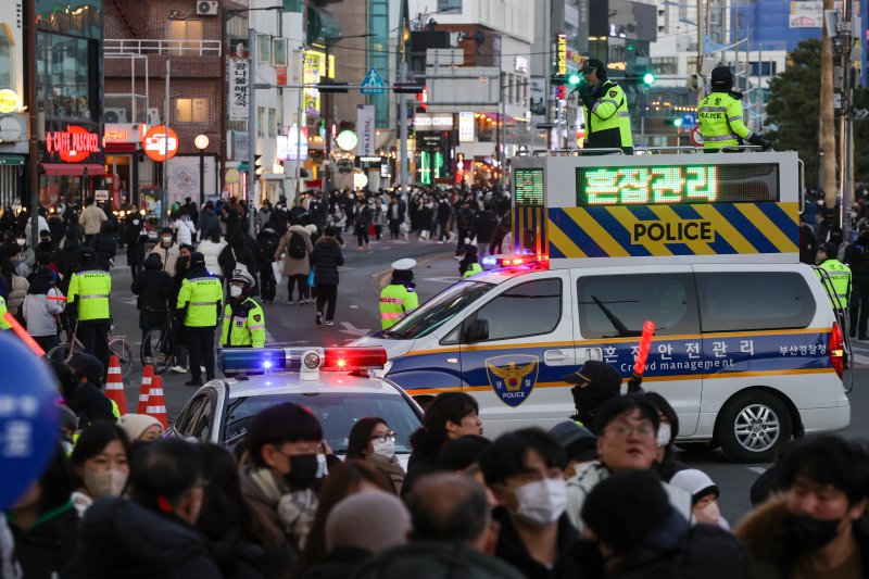 17일 부산 수영구 광안리해수욕장 일대에서 열린 '제17회 부산불꽃축제'에서 경찰관들이 인파가 몰리는 것을 통제하고 있다. 2022.12.17/뉴스1 ⓒ News1 김영훈 기자