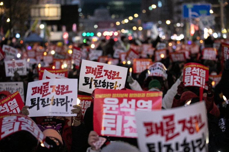 17일 오후 서울 중구 태평로 일대에서 열린 '김건희 특검·윤석열 퇴진 제19차 촛불대행진'에서 참가자들이 구호를 외치고 있다. 뉴스1