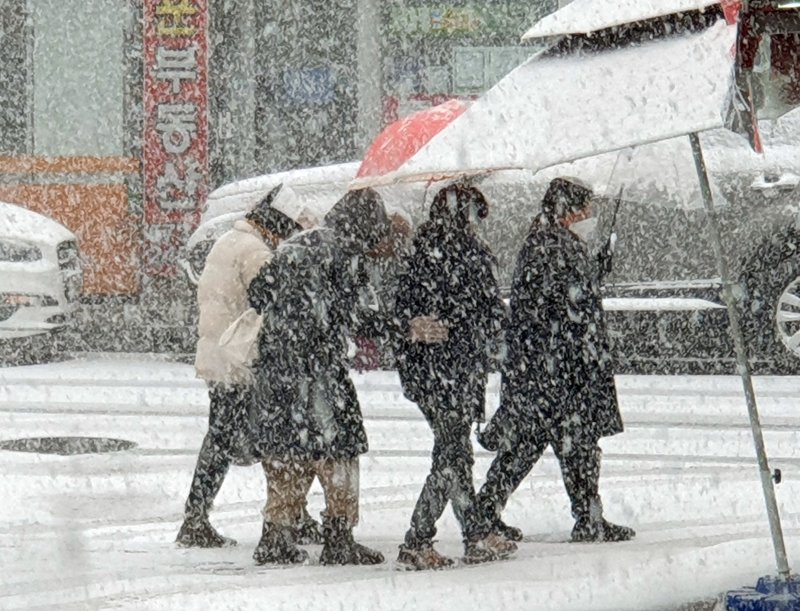 대설주의보가 내려진 17일 광주 한 도로에서 보행자들이 폭설 속에서 조심스레 걸어가고 있다. 2022.12.17/뉴스1 ⓒ News1 서충섭 기자