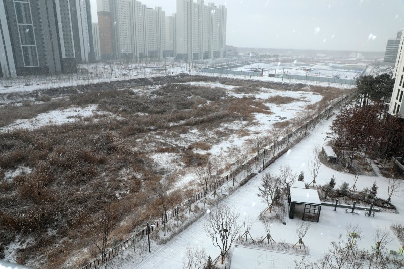 전북지역 곳곳에 대설주의보가 발효된 17일 전북 완주군 삼례읍 수계리 일원에 눈이 내리고 있다. 2022.12.17/뉴스1 ⓒ News1 유경석 기자