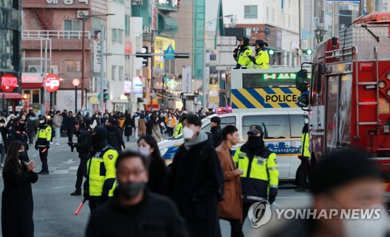 17일 오후 부산 광안리해변 일대에서 열린 부산불꽃축제를 앞두고 경찰이 혼잡관리차량 일명 DJ폴리스를 이용해 인파 밀집 관리를 하고 있다. 사진=연합뉴스 제공