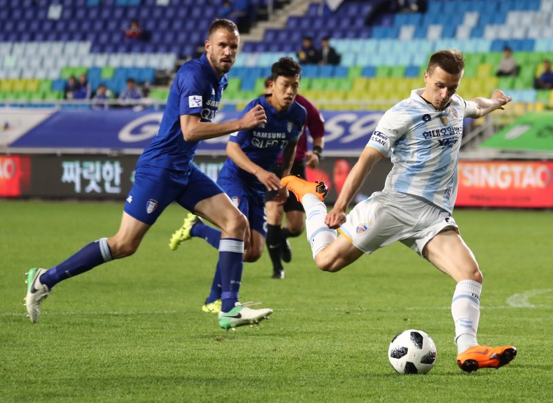 2일 오후 경기도 수원시 팔달구 수원월드컵경기장에서 열린 2018 프로축구 KEB하나은행 K리그1(클래식) 수원 삼성 블루윙즈와 울산 현대 축구단의 경기에서 울산 오르샤가 슛을 하고 있다. 2018.5.2/뉴스1 ⓒ News1 오장환 기자