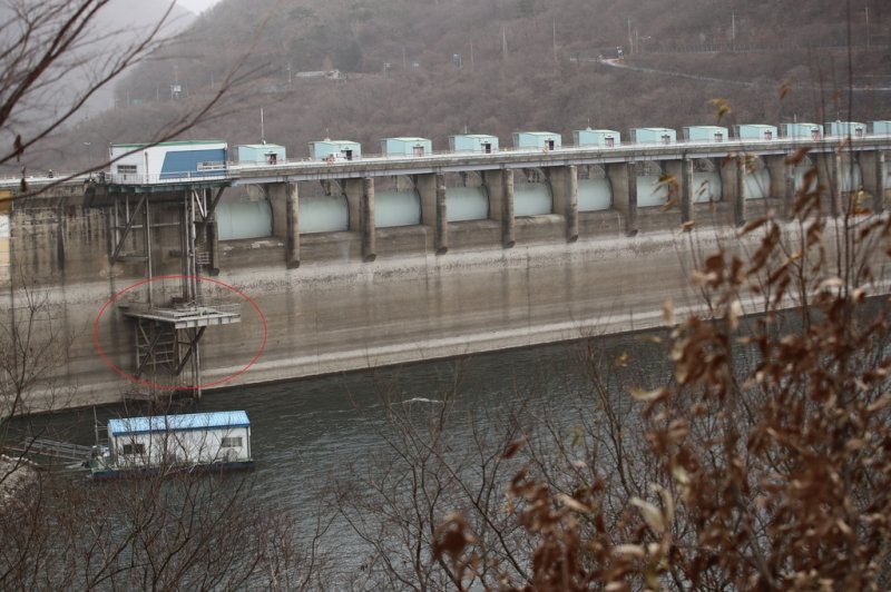 수위 내려간 섬진강댐 (임실=연합뉴스) 나보배 기자 = 지난 12일 전북 임실군 강진면 옥정리에 위치한 섬진강댐의 수위가 낮아져 있다. 인근 주민에 따르면 섬진강댐은 보통 빨간 동그라미 수준까지 물이 찬다. 2022.12.12