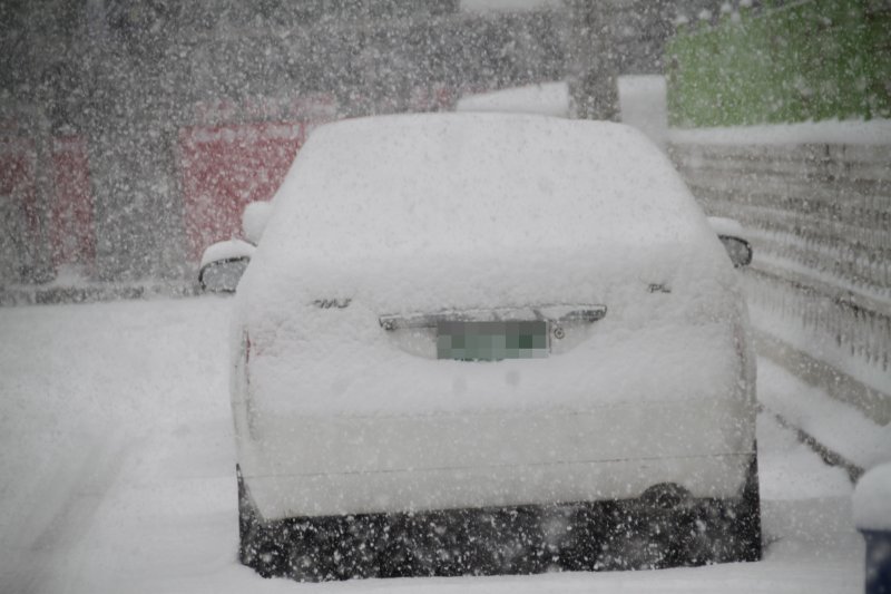 17일 오후 전북 군산시 조촌동 인근이 펑펑 내리는 눈이 차량을 덮고 있다. *재판매 및 DB 금지 /사진=뉴시스