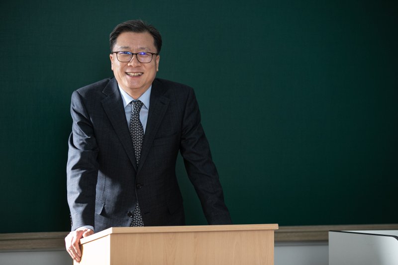 임성호 종로학원 대표가 14일 서울 마포구 종로학원 강북본원에서 뉴스1과 인터뷰에 앞서 포즈를 취하고 있다. 2022.12.14/뉴스1 ⓒ News1 이승배 기자