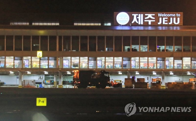 제주공항 제설 작업 제주공항 제설 작업 (제주=연합뉴스) 박지호 기자 = 제주도에 대설특보가 발효된 18일 새벽 제설차량이 제주공항 활주로의 눈을 치우고 있다. 2022.12.18 jihopark@yna.co.kr (끝)