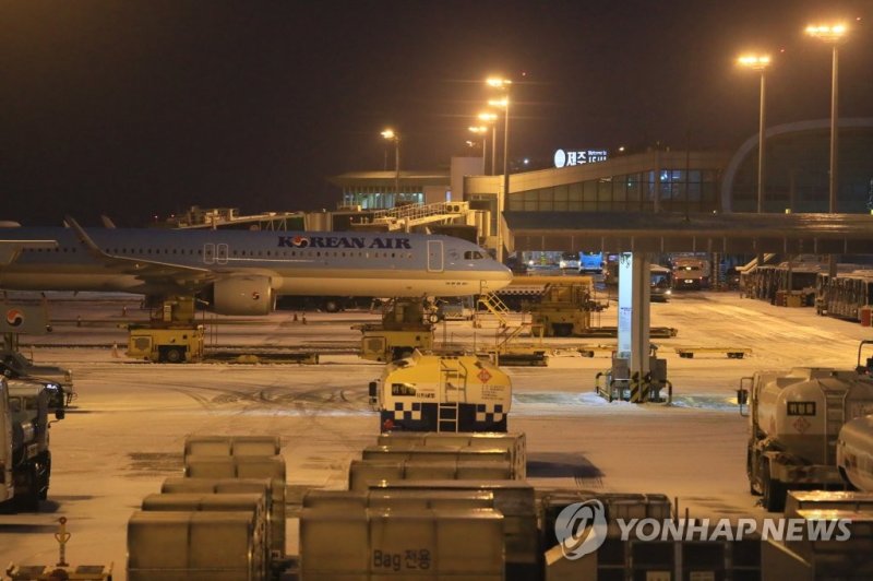눈 쌓인 제주공항 눈 쌓인 제주공항 (제주=연합뉴스) 박지호 기자 = 제주도에 대설특보가 발효된 18일 오전 제주공항에 눈이 쌓여 있다. 2022.12.18 jihopark@yna.co.kr (끝)