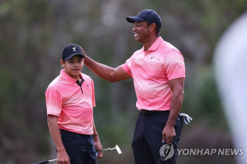 우즈 부자의 모습. ORLANDO, FLORIDA - DECEMBER 17: Tiger Woods of the United States and son Charlie Woods celebrate on the seventh green during the first round of the PNC Championship at Ritz-Carlton Golf Club on December 17, 2022 in Orlando, Florida. Mike Ehrmann/Getty Images/AFP (Photo by Mike Ehrmann / G