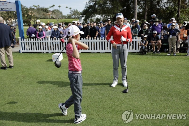 아들 윌 맥기(왼쪽)의 모습을 바라보는 소렌스탐. Annika Sorenstam, right, talks to her son Will McGee, left, on the first tee during the first round of the PNC Championship golf tournament Saturday, Dec. 17, 2022, in Orlando, Fla. (AP Photo/Kevin Kolczynski)