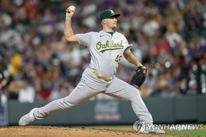 2021년 오클랜드에서 뛸 당시의 버치 스미스 DENVER, COLORADO - JUNE 04: Pitcher Burch Smith #46 of the Oakland Athletics throws aaginst the Colorado Rocies in the sixth inning at Coors Field on June 04, 2021 in Denver, Colorado. Matthew Stockman/Getty Images/AFP == FOR NEWSPAPERS, INTERNET, TELCOS & TELEVISION USE ON