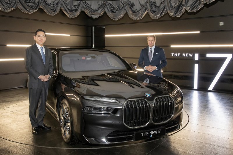 이재용 삼성전자 회장(왼쪽)이 지난 17일 인천 영종도에 위치한 BMW 드라이빙 센터에서 올리버 집세(Oliver Zipse) BMW CEO와 기념촬영을 하고 있다. 삼성전자 제공